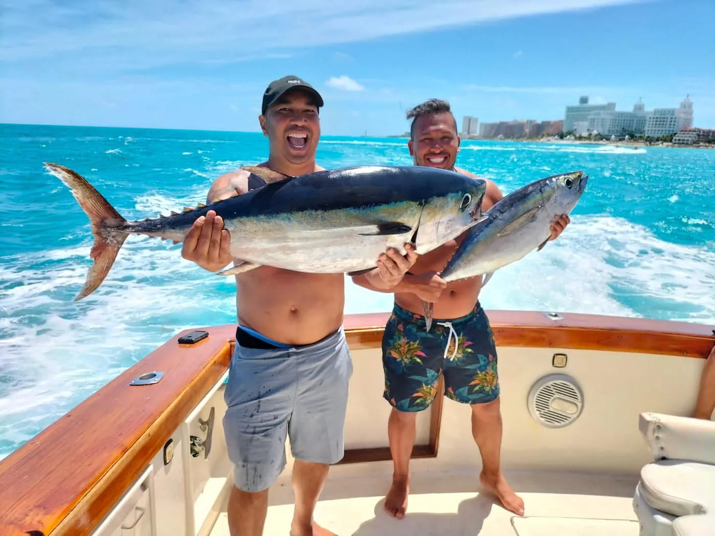 Clientes disfrutando una experiencia Royal Yachts en Cancún