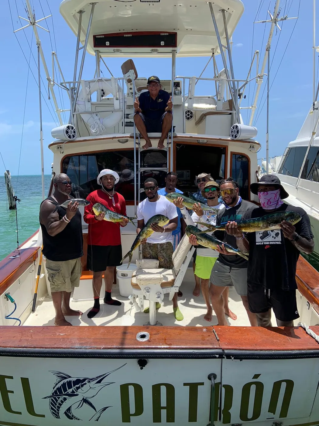 Clientes disfrutando una experiencia Royal Yachts en Cancún