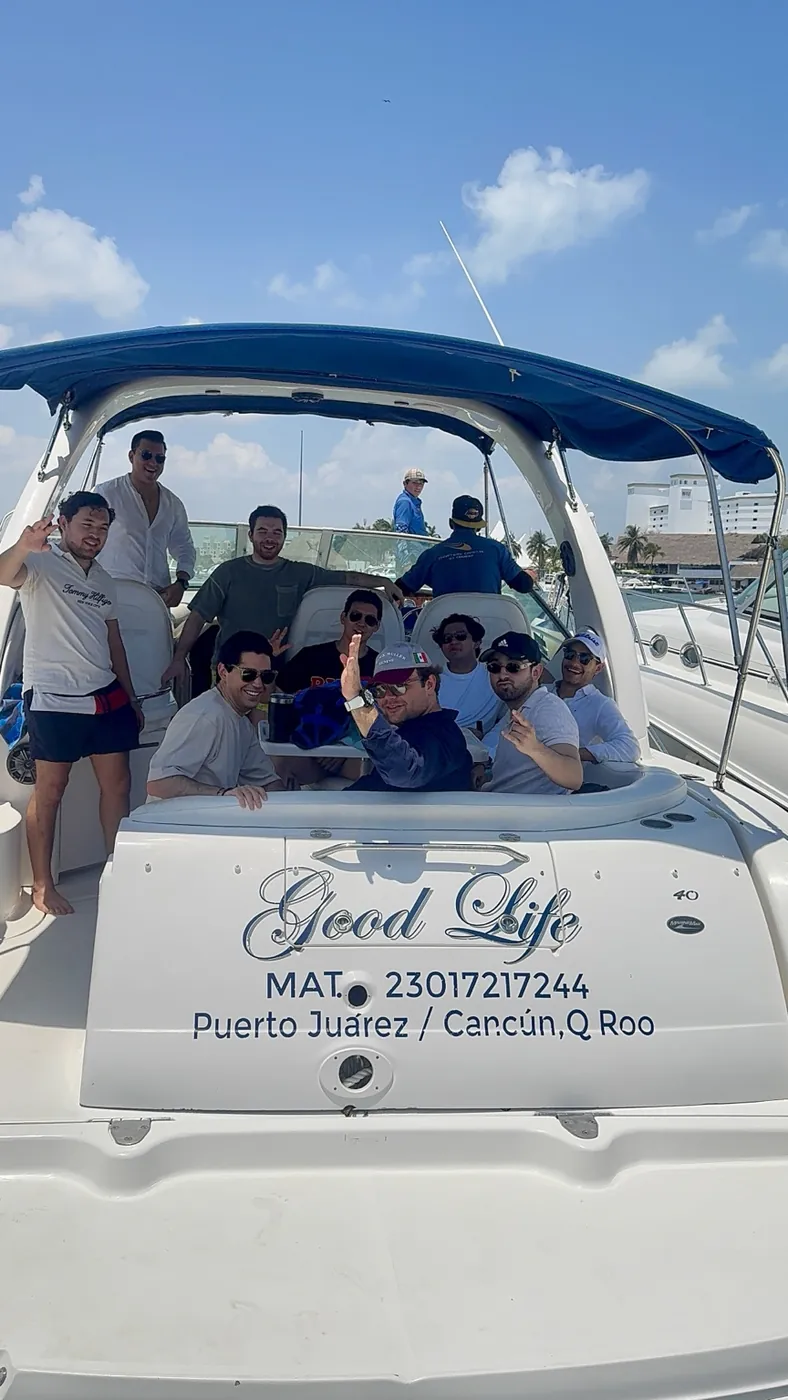 Clientes disfrutando una experiencia Royal Yachts en Cancún