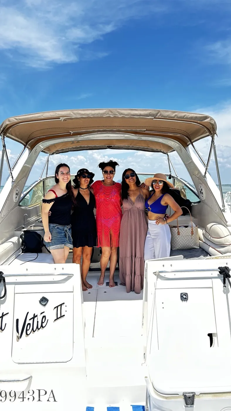 Clientes disfrutando una experiencia Royal Yachts en Cancún