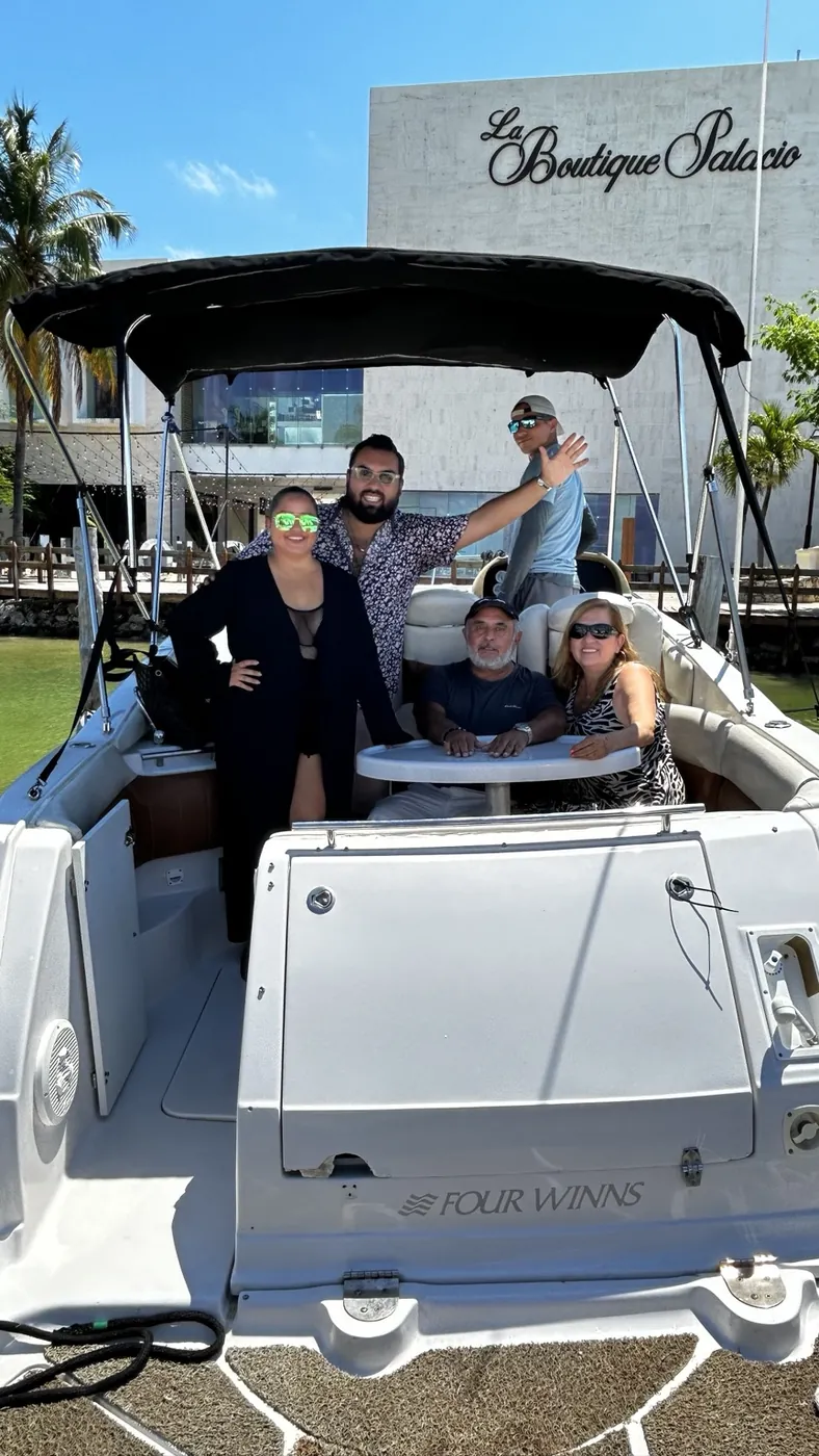 Clientes disfrutando una experiencia Royal Yachts en Cancún