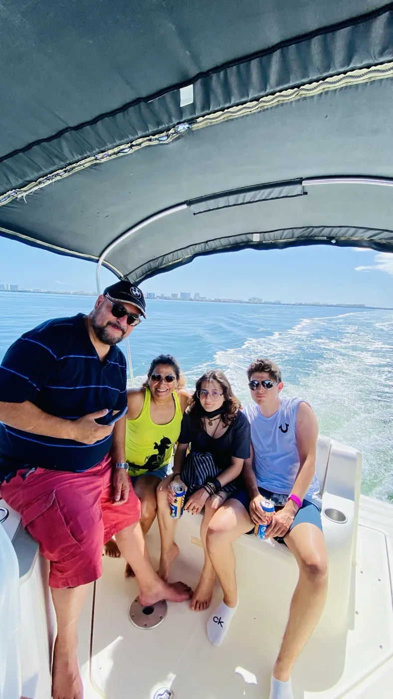Clientes disfrutando una experiencia Royal Yachts en Cancún