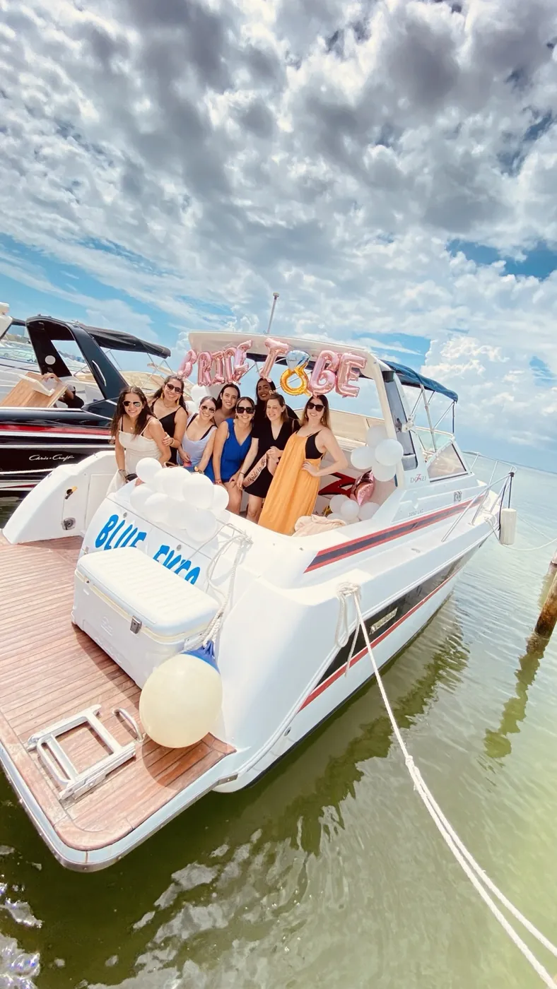 Clientes disfrutando una experiencia Royal Yachts en Cancún