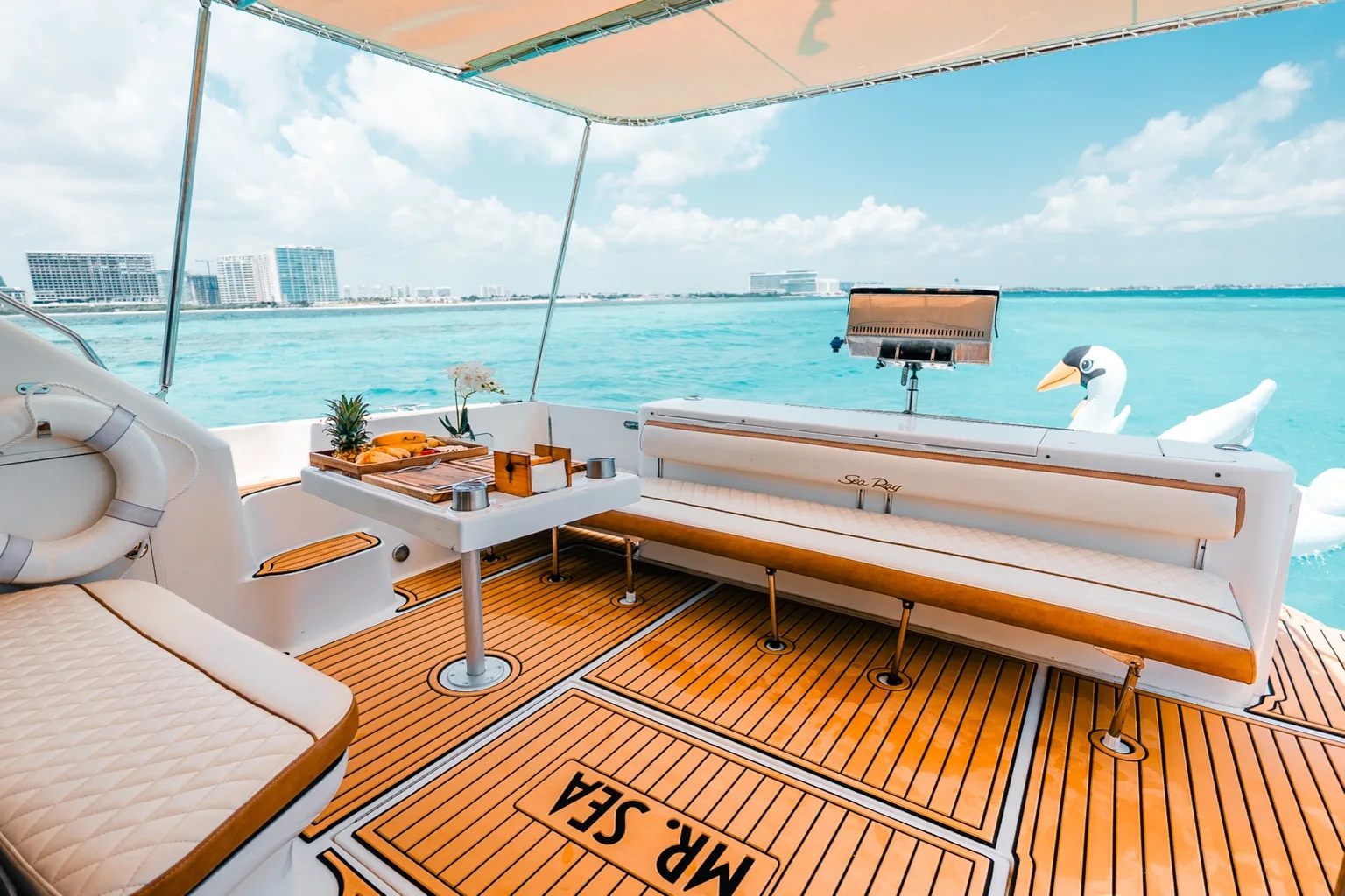 Área social de un yate con vista al mar de Cancún
