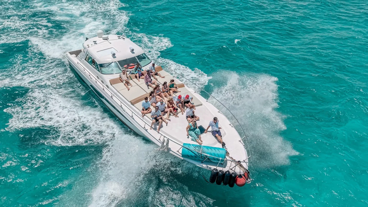 Grupo disfrutando un yate en Cancún