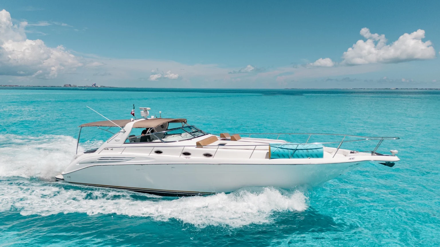 Yate navegando en aguas turquesa de Cancún